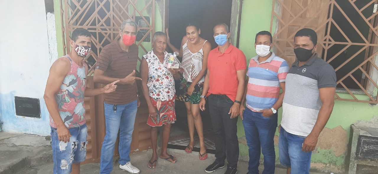 Camacã: Garis são homenageados em suas casas